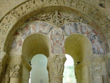 A gauche: vue générale de l'arcature