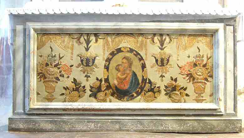 Un rare antependium ( pièce d'étoffe tombant de la table d'autel) en cuir de Cordoue peint. Il représente la Vierge à l'Enfant entourée de draperies dorées et de vasques de fleurs