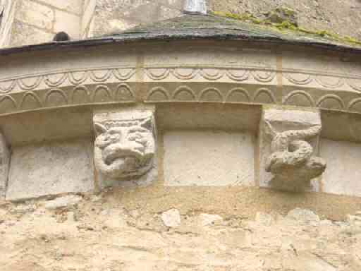 Modillons: le serpent, symbole du mal et de la Chute, sort de la bouche d'une créature qui représente l'homme habité par le péché originel