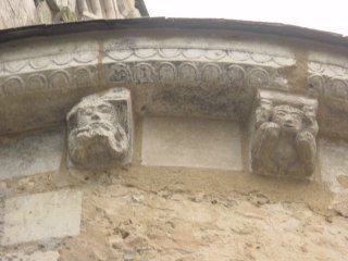 Le serpent sortant de la bouche de la créature symbolise le mal qui est en chaque