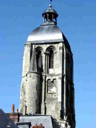 A droite: la tour de l'Horloge
