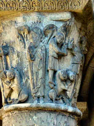 A gauche: chapiteau de la tour Charlemagne: Daniel dans la fosse aux lions
