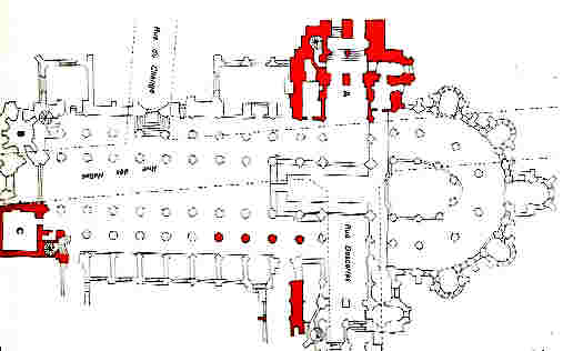 En gris, le plan initial de la collègiale; en rouge, la tour Chralemagne (haut de l'image) et la tour de l'Horloge (à gauche de l'image)