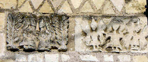 Bas-relief carolingien VIIIème ou IXème siècle): à gauche, la Visitation; à droite, l'Assomption