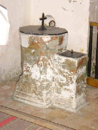 Fonts baptismaux à double cuve: la seconde cuve (plus basse) avait un écoulement séparé afin que l'eau utilisée pour le baptême ne se déverse pas dans la cuve principale