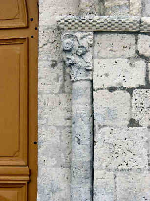 Piedroit et chapiteau du portail occidental