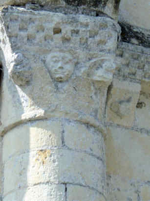 Colonne engagée soutenant le chevet (détail)