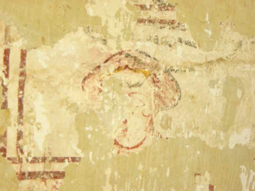 A droite, tête de laïc