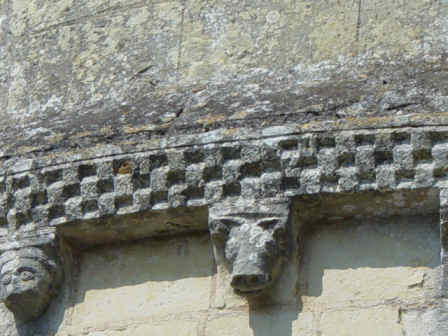 Modillons de la corniche du chevet