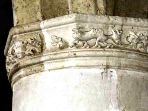 Chapiteau sculpté