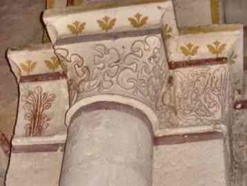 A gauche: pilier et colonne engagée avec son chapiteau polychrome (XVème siècle?)