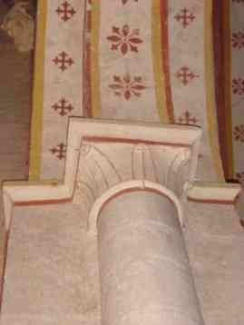 A droite: pilier et colonne engagée avec son chapiteau polychrome et intrados décoré de croix trèflées et de fleurs stylisées