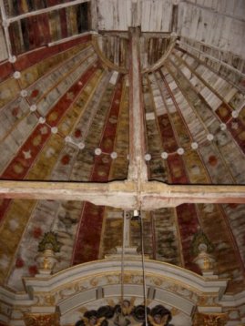 A droite: lambris peint (choeur) et tirant - Right: painted ceiling (chancel) and tie-beam