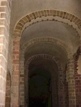 Eglise romane: voûte à berceaux tranversaux