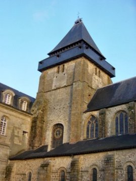 Tour et église romanes