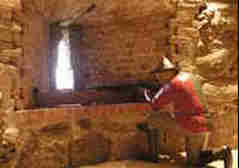 Un arquebusier en action (reconstitution)