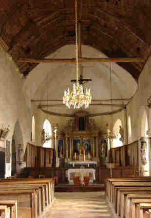 Nef et abside en cul-de-four romanes - le transept date du XIVème