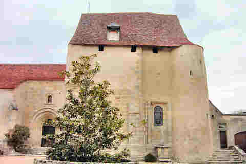 Mur sud et abside avec sa tour défensive (XIV ou XVème siècle)