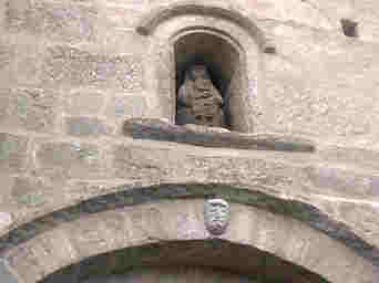 Statue archaïque d'une Vierge à l'Enfant (pierre) au dessus du portail occidental