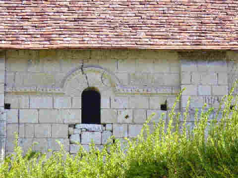 Baie romane surmontée de son larmier