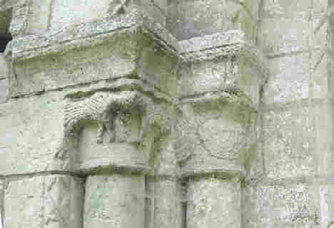 Pied-droits du portail et leurs chapiteaux sculptés