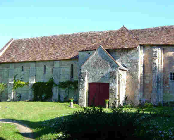Mur sud de la nef et transept sud. La porte sud et son pignon ont été ajoutés au XIVème siècle