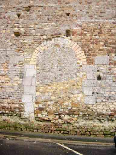 Mur de la nef et porte murée