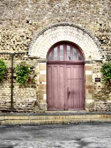 Le portail occidental est remarquable avec son archivolte ornée de motifs géométriques