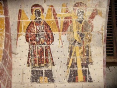 Deux anges dont un portant une croix