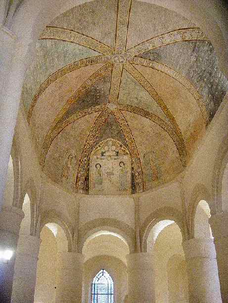 Vue générale du choeur et de sa voûte peinte