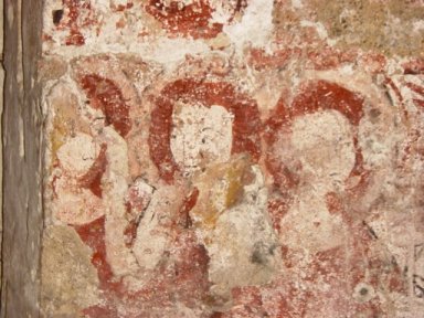 Les murs de la nef étaient peut-être entièrement peints comme une rangée de visages regardant tous dans la même direction semble l'indiquer.