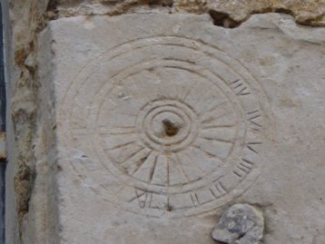 Cadran solaire (mur sud de la nef)