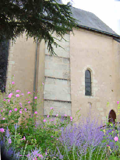 Mur nord, contrefort et baies romanes