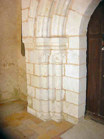 Portail roman: piédroits