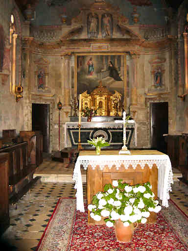 Autels (au premier plan, autel installé après Vatican II) et retable en pierre du XVIIème siècle