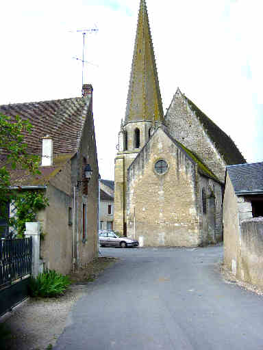 A droite, le chevet et le clocher roman