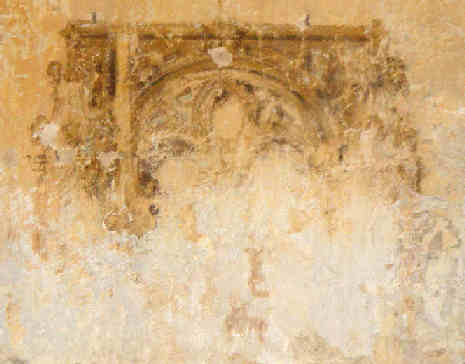 Curieuse peinture en trompe-l'oeil d'une fleur-de-lys dans un médaillon. Il pourrait aussi s'agir, d'après la hauteur et l'emplacement dans l'église, d'un baldaquin à remplage de fonts baptismaux exécuté en trompe-l'oeil