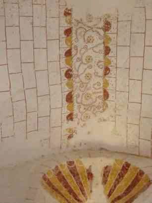 Faux appareil et motifs floraux