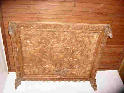 A gauche en entrant, au dessus des fonts baptismaux, un dais de procession du XVIIème siècle en bois sculpté, servait à quatre hommes à porter "le poids du Saint Sacrement."