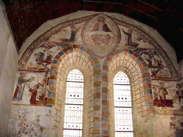 Vue générale du mur est du choeur avec un Christ en Majesté au-dessus d'une grande baie géminée