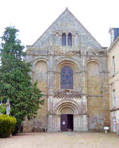 A droite: après avoir contourné le bâtiment plus moderne que vous apercevez à droite, vous pouvez admirer la splendide façade occidentale romane.