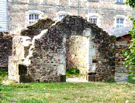 Derrière vous, les ruines de ce qui pourrait être une des cellules des moines. Celles-ci étaient disposées en cercle autour de l'église