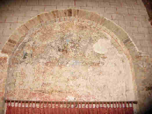 Peinture murale très peu lisible qui aurait représenté une Vierge en majesté. Elle se situe sur le mur est du bras sud du transept