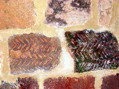 A droite: décoration obtenue en gravant un motif en arêtes de poisson sur du grès roussard qui va du rouge foncé au jaune clair.