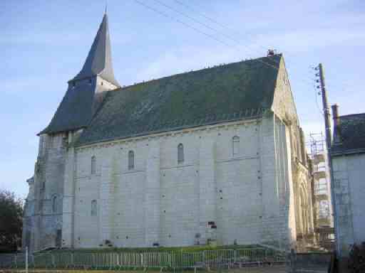 Cinq contreforts et une tour-clocher massive au-dessus du choeur
