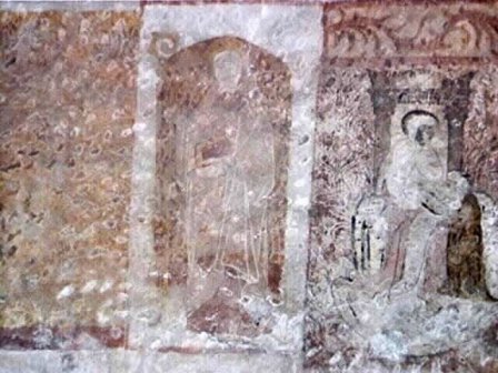 Peintures murales médiévales (à droite, une Vierge en majesté)