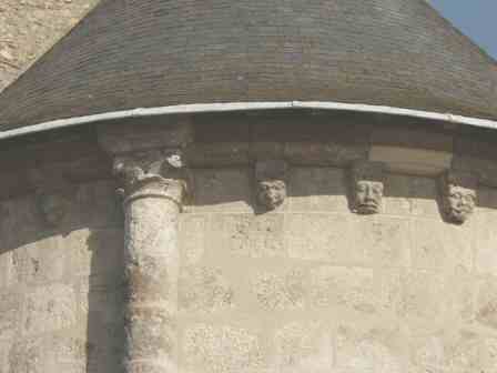 Modillons et contrefort-colonne (chevet)
